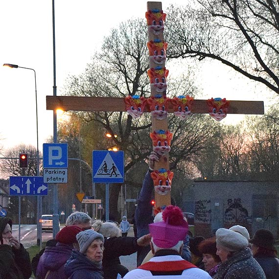 Niezwyke rozwaania ulicznej drogi krzyowej