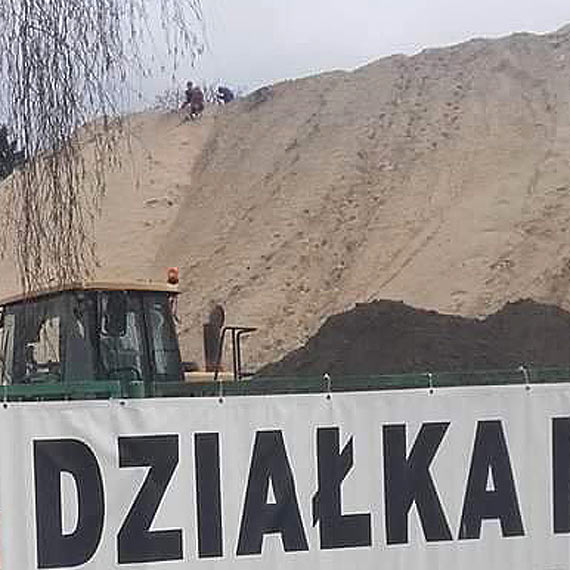 Dziecica zabawa moe skoczy si tragedi! Gra piachu kusi, nikt nie pilnuje...