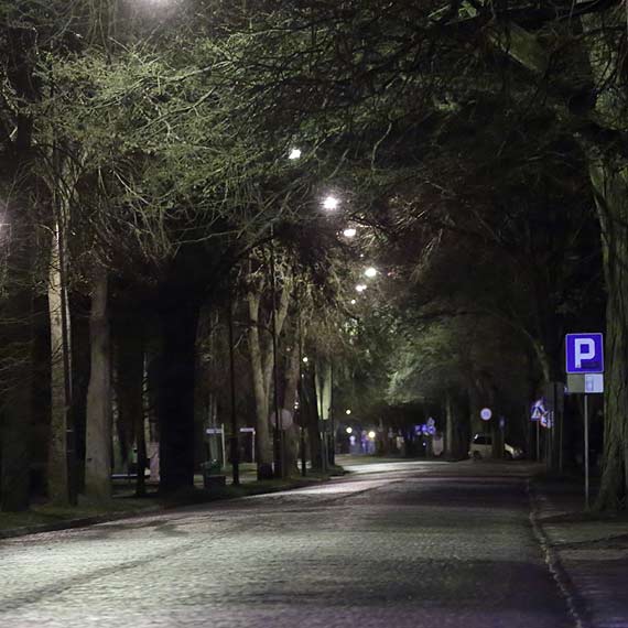 Nocą na Wojska Polskiego najciemniej jest pod latarniami. Nie świeci się "tylko" 20 żarówek