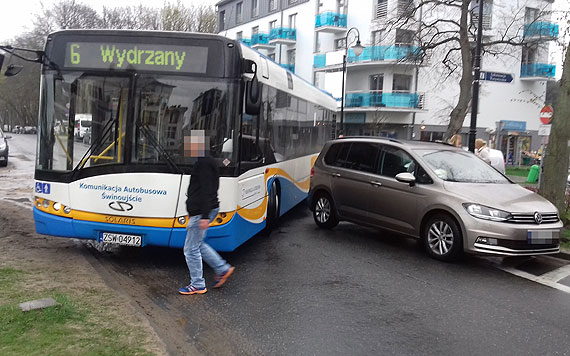 Czytelnik: Kierowca- ingorant na kilka minut zablokowa przejazd dzielnic nadmorsk!