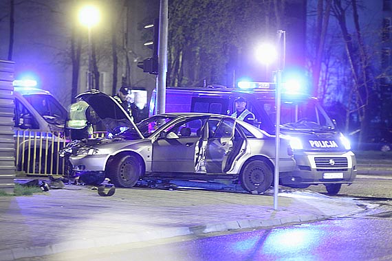 Audi wpado na chodnik. Zakoczyo si na uszkodzonym samochodzie i infrastrukturze