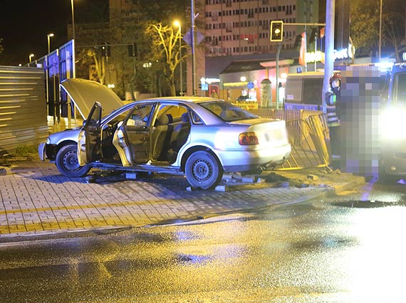 Audi wpado na chodnik. Zakoczyo si na uszkodzonym samochodzie i infrastrukturze
