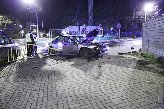 Audi wpado na chodnik. Zakoczyo si na uszkodzonym samochodzie i infrastrukturze