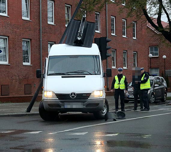 Kierowca busa zahaczy o lamp, ktra runa na samochd!