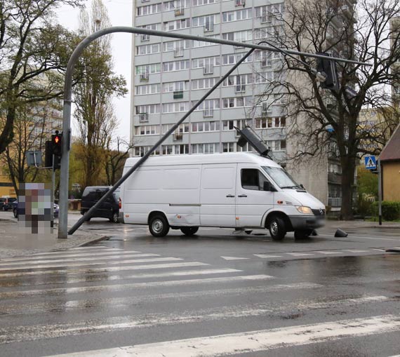 Kierowca busa zahaczy o lamp, ktra runa na samochd!