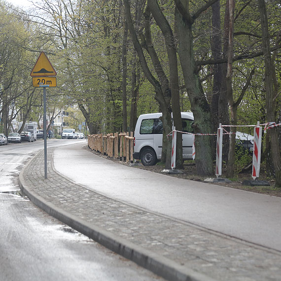 Koniec z parkigowym Bangladeszem na Uzdrowiskowej? Miasto zamontowao drewniane ogrodzenie