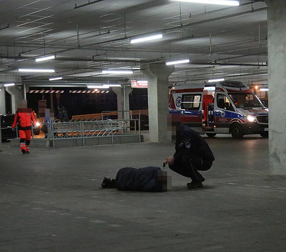 Bezdomny lea na rodku parkingu. Na miejsce skierowano zesp medyczny