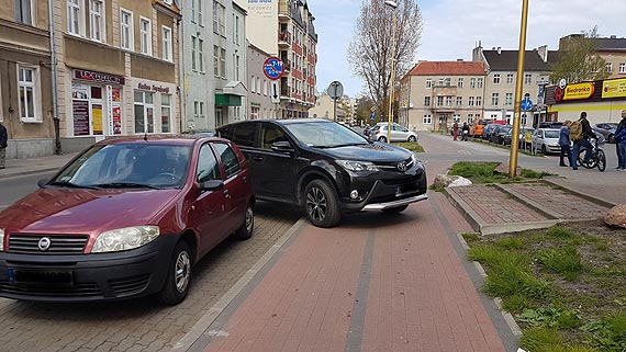 Mistrz parkuje na ciece rowerowej