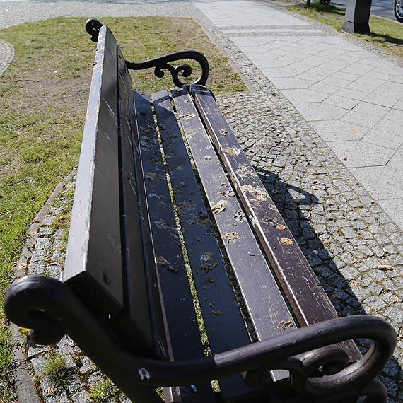 Ławki przy promenadzie atrakcyjne dla ptaków. Dla spacerowiczów wręcz przeciwnie