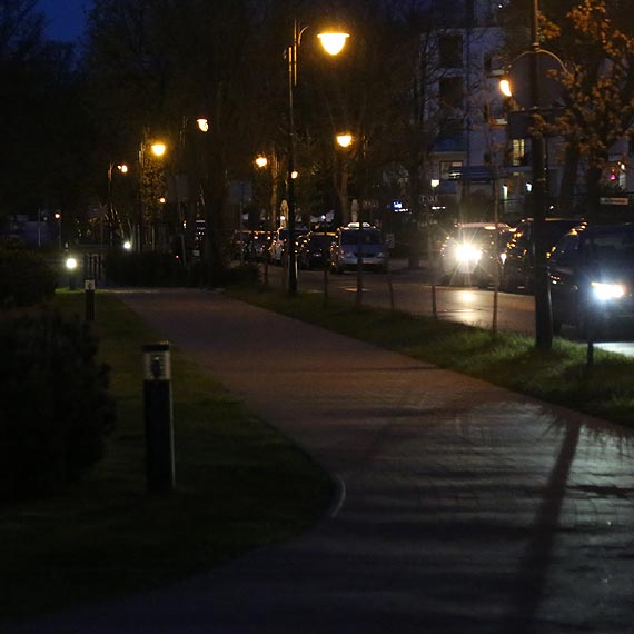 ladem niewieccych lampek. Takie "ozdoby" przy promenadzie