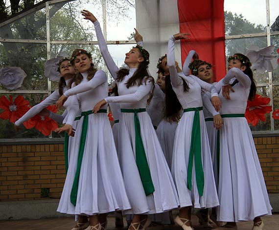 Artystyczne szalestwo z Karawan Kultury na zakoczenie majwki na Warszowie