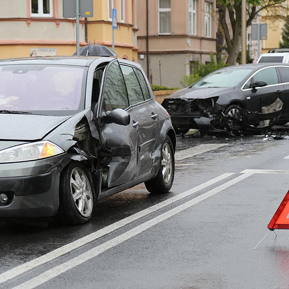 Kolizja na skrzyowaniu Sowackiego i Orkana. Kobieta jadc pod prd, wyjechaa wprost pod koa renault