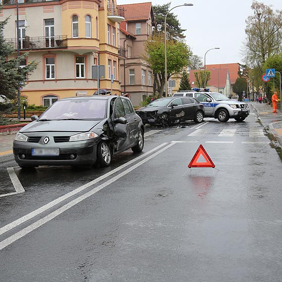 Kolizja na skrzyowaniu Sowackiego i Orkana. Kobieta jadc pod prd, wyjechaa wprost pod koa renault