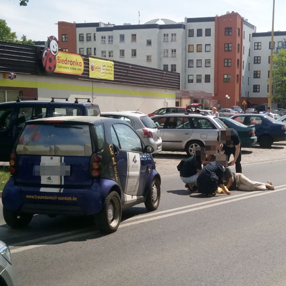 Kierujca smartem potrcia na pasach kobiet. 67- latka trafia do szpitala