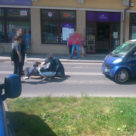 Kierująca smartem potrąciła na pasach kobietę. 67- latka trafiła do szpitala