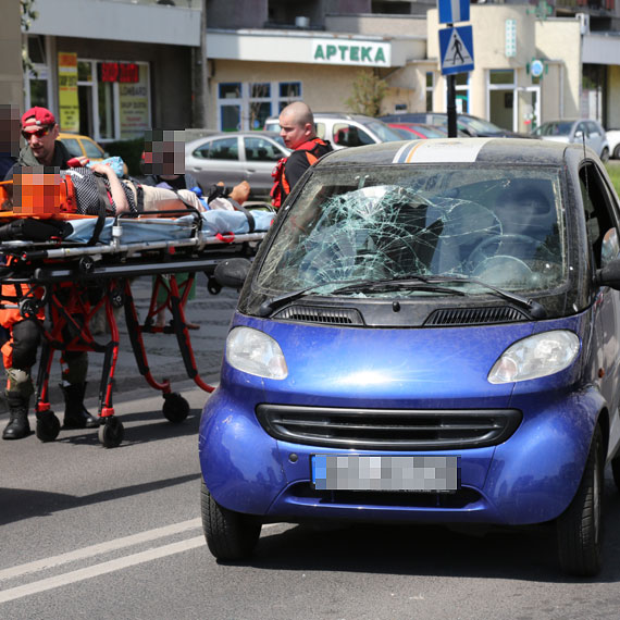 Kierująca smartem potrąciła na pasach kobietę. 67- latka trafiła do szpitala