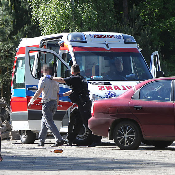 Pracownik hotelu poci sobie rk