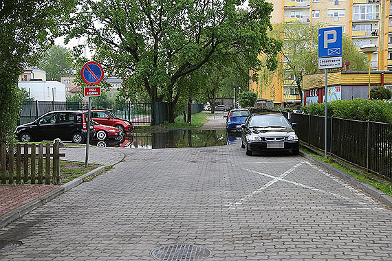 Mieszkacy bloku przy ulicy Markiewicza rozkadaj rce. Przy kadej wikszej ulewie woda zalewa im garae