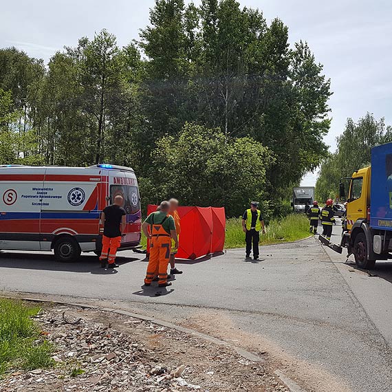 miertelny wypadek na Pomorskiej. Motocyklista uderzy w mieciark, zgin na miejscu