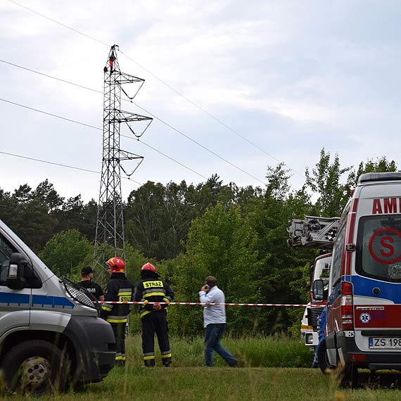 Wspi si na sup energetyczny, ju prbowa skoczy. Trwaj prby ratowania mczyzny!