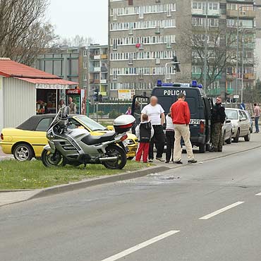 Motocyklista zderzy si z Fordem