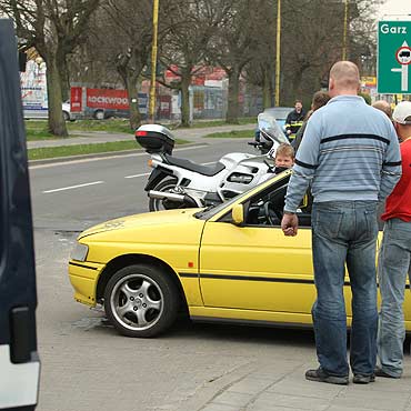 Motocyklista zderzy si z Fordem