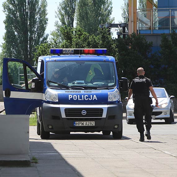 Bya kradzie czy nie? Czarne BMW znikno z parkingu i odnalazo si przy promenadzie