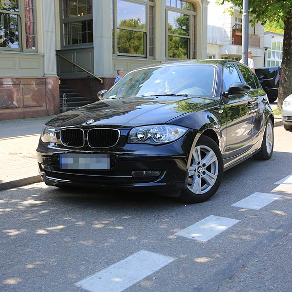 Bya kradzie czy nie? Czarne BMW znikno z parkingu i odnalazo si przy promenadzie