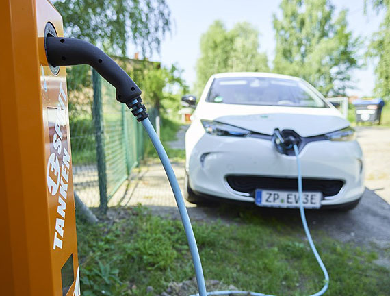 Basen Pnocny. Pojazdy elektryczne i… zabytkowe traktory porsche