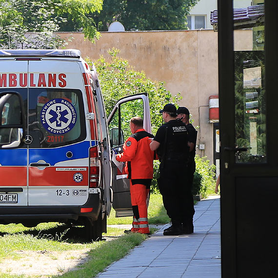 Na balkonie krzycza i piewa, e chce lata. Postawi na nogi wszystkie suby