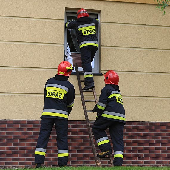 Wnuczek zamkn babci na balkonie