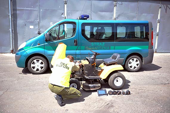 Kosiarka, nawigacja i pi zegarw do odzi motorowych przewozi w swoim samochodzie 28 - letni Rumun. Mogy by kradzione