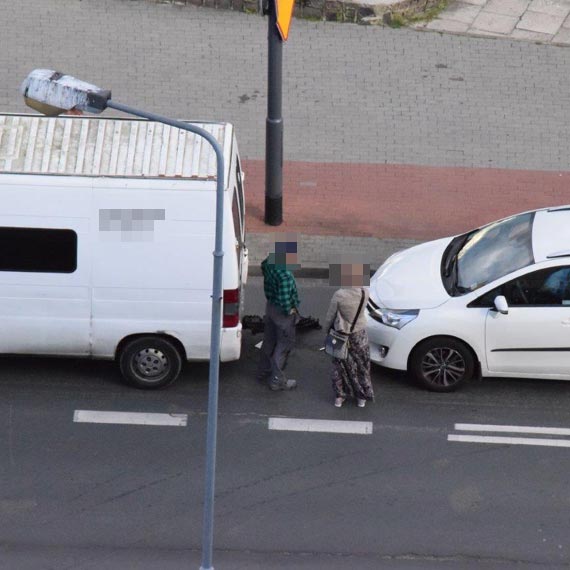 Stuczka na Szkolnej. Kierowca peugeota podczas cofania uderzy w toyot