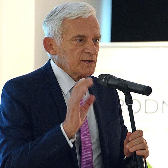 W Grodnie debatowano na temat energetyki odnawialnej i rozproszonej. Jednym z goci konferencji by byy premier Jerzy Buzek