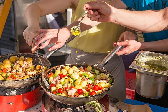 Bitwa na pomidory, strzelanie groszkiem i festiwal mielonki.  Oto 14 najdziwniejszych wydarze kulturalnych, ktre warto zna