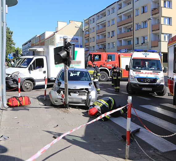 Kierowca wjecha na czerwonym wietle. Doszo do zderzenia