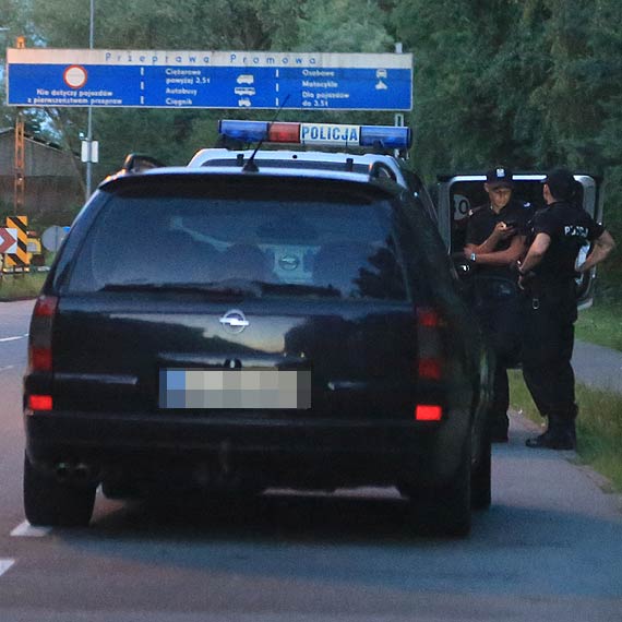 Mogło skończyć się wypadkiem. Agresywny mężczyzna w samochodzie
