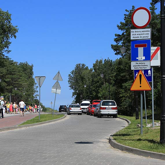 Pomimo zakazu kierowcy nadal parkuj na Alei Interferie