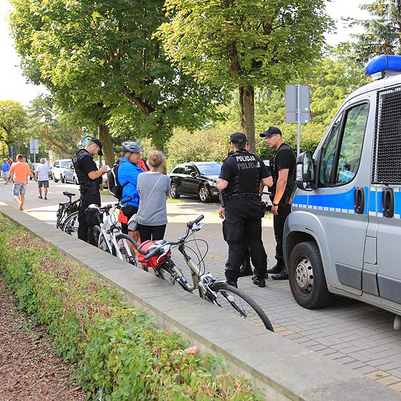 Czoowe zderzenie rowerzystw przy promenadzie. Jedna osoba w szpitalu