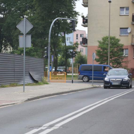 Znw niebezpiecznie przy Steyera. Ostre jak brzytwa ogrodzenie czyha na nieuwag przechodniw!