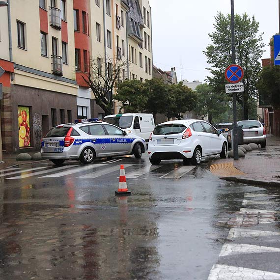 39 - latka potrcia na pasach 17- latk. Nastolatka z podejrzeniem urazu nogi trafia do szpitala  