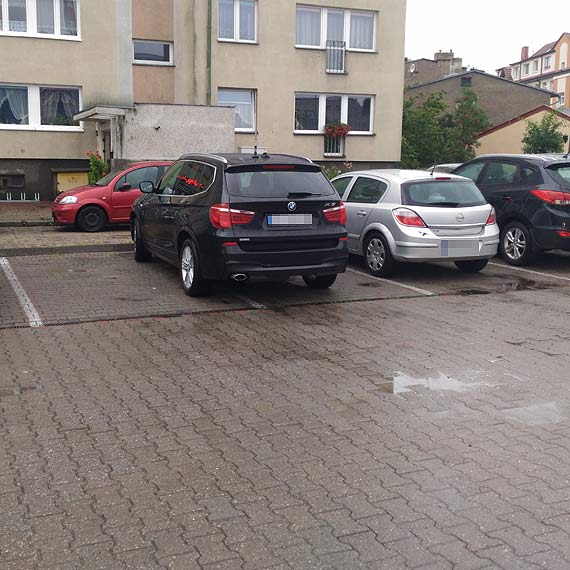 Jeden samochd parkuje na dwch miejscach - nowe porzdki?