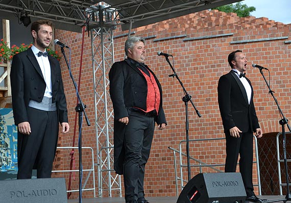 Grechuta Festival Dzie Pierwszy: Czerwone nosy w kinie na Leakach w Zakltym Krgu piewaj o Sole Mio 