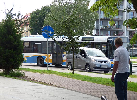 Kierowcy bez gowy parkuj w zatoczce na 11 Listopada