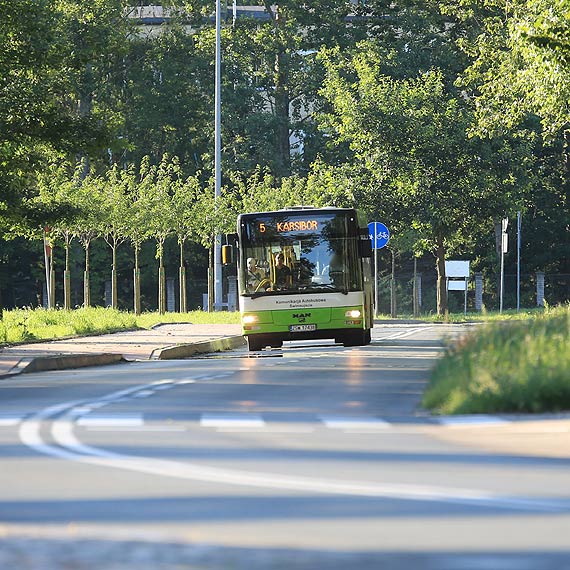 Czytelnik: Kierowca autobusu numer 5 to prawdziwy rajdowiec! Pdzi po dziurach z du prdkoci