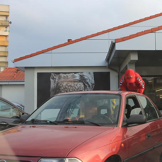 Dziecko na masce! Tym razem samo tam wlazo