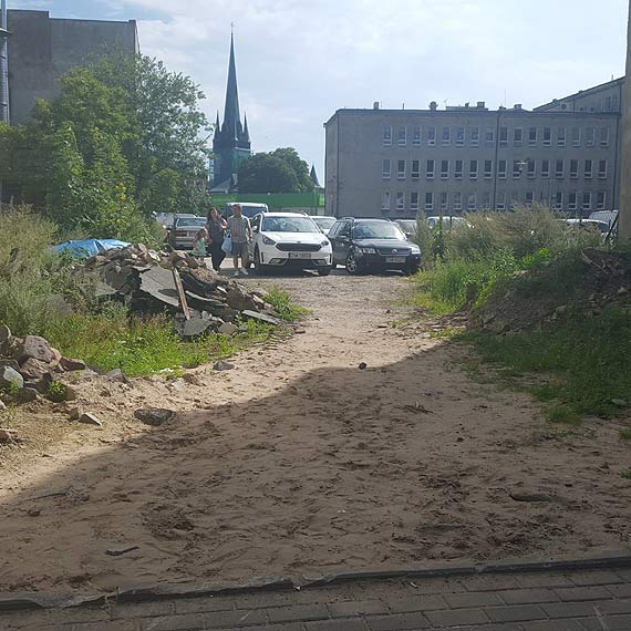 Czytelnik: Zaniedbany teren w samym centrum miasta. Trawa i chwasty prawie po kolana!