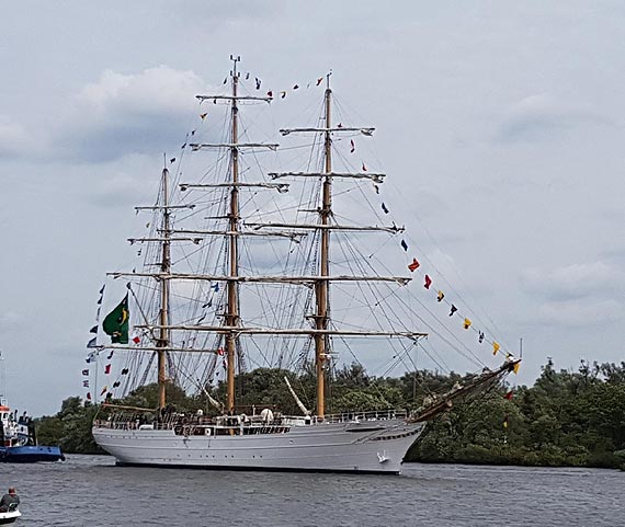 Piloci morscy czuwaj nad bezpieczestwem aglowcw zawijajcych do portu w ramach regat The Tall Ships Races 