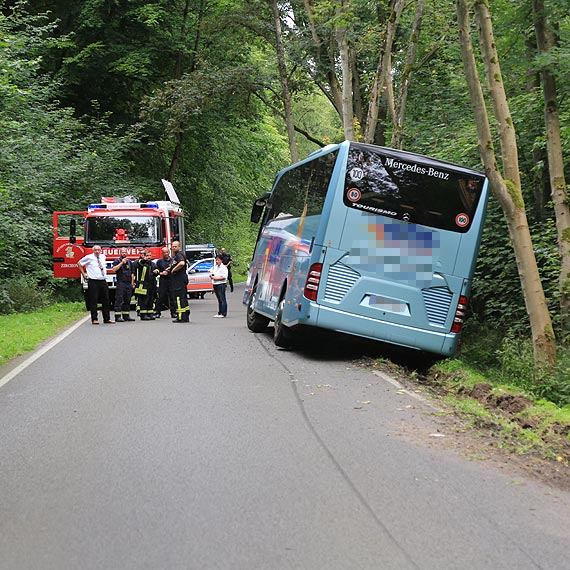 Niemiecki autobus wpad na pobocze. Droga bya zablokowana