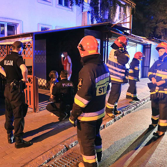 Policjant jak Spider Man, ryzykujc wasne ycie uratowa 5 - letni dziewczynk! Zobacz film!